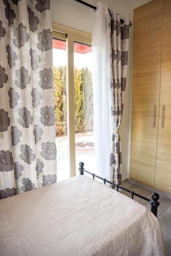 Beautiful Apartment Near The Sea And A Large Private Garden Pafos Exterior foto