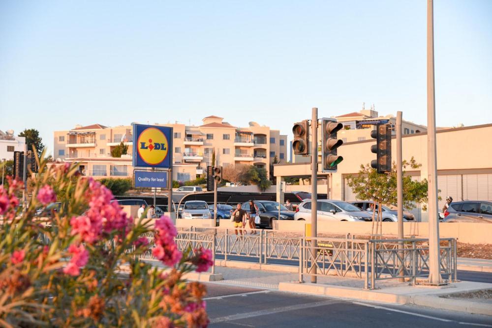 Beautiful Apartment Near The Sea And A Large Private Garden Pafos Exterior foto